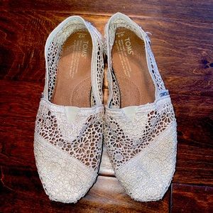 Cream lace Toms flat sz 7W EUC
